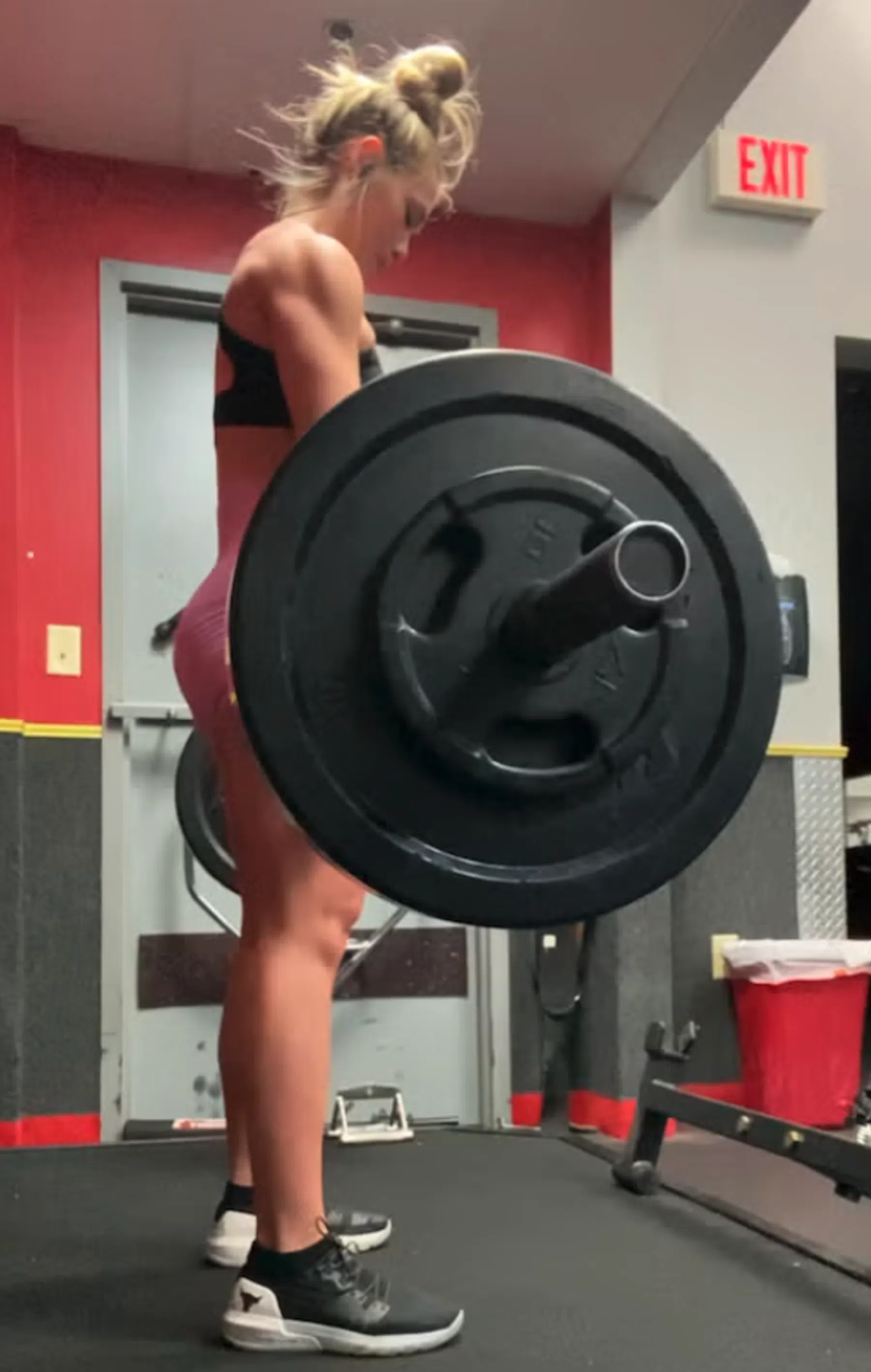 Vrouw die een deadlift doet
